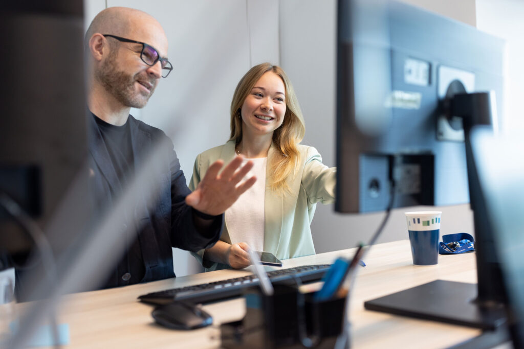 Portraits und Arbeitssituationen von Mitarbeiterinnen und Mitarbeitern in Office-Umgebung bei der IHK Berlin. Arbeitsproben aus dem Bereich Corporate- und Employer Branding Fotografie.