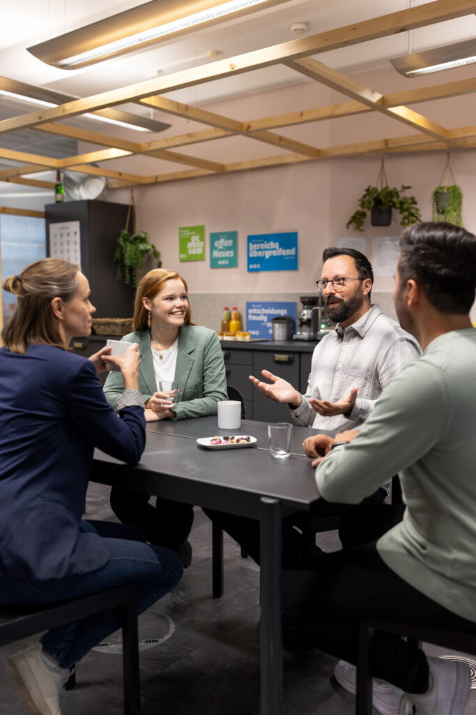 Portraits und Arbeitssituationen von Mitarbeiterinnen und Mitarbeitern in Office-Umgebung bei der IHK Berlin. Arbeitsproben aus dem Bereich Corporate- und Employer Branding Fotografie.