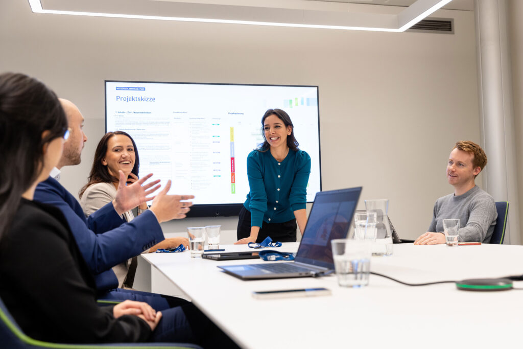 Portraits und Arbeitssituationen von Mitarbeiterinnen und Mitarbeitern in Office-Umgebung bei der IHK Berlin. Arbeitsproben aus dem Bereich Corporate- und Employer Branding Fotografie.