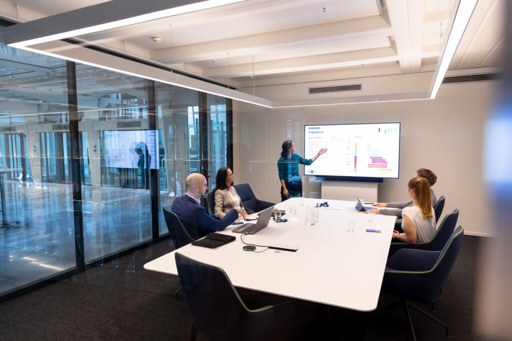 Portraits und Arbeitssituationen von Mitarbeiterinnen und Mitarbeitern in Office-Umgebung bei der IHK Berlin. Arbeitsproben aus dem Bereich Corporate- und Employer Branding Fotografie.