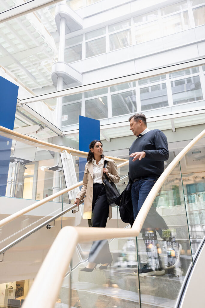 Portraits und Arbeitssituationen von Mitarbeiterinnen und Mitarbeitern in Office-Umgebung bei der IHK Berlin. Arbeitsproben aus dem Bereich Corporate- und Employer Branding Fotografie.