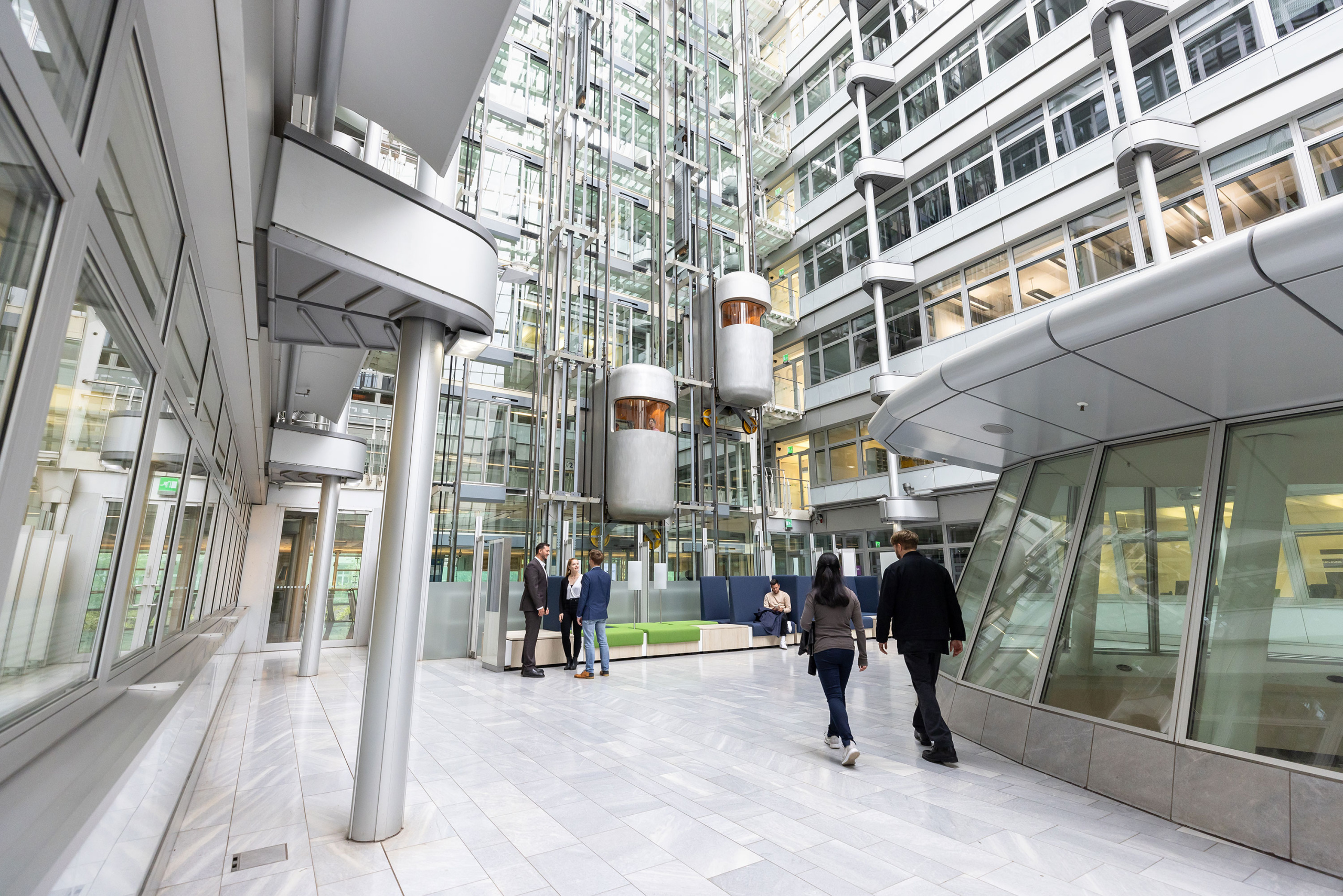 Portraits und Arbeitssituationen von Mitarbeiterinnen und Mitarbeitern in Office-Umgebung bei der IHK Berlin. Arbeitsproben aus dem Bereich Corporate- und Employer Branding Fotografie.