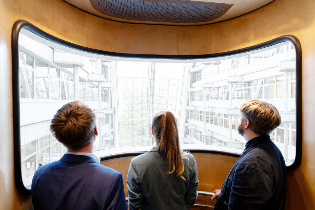 Portraits und Arbeitssituationen von Mitarbeiterinnen und Mitarbeitern in Office-Umgebung bei der IHK Berlin. Arbeitsproben aus dem Bereich Corporate- und Employer Branding Fotografie.