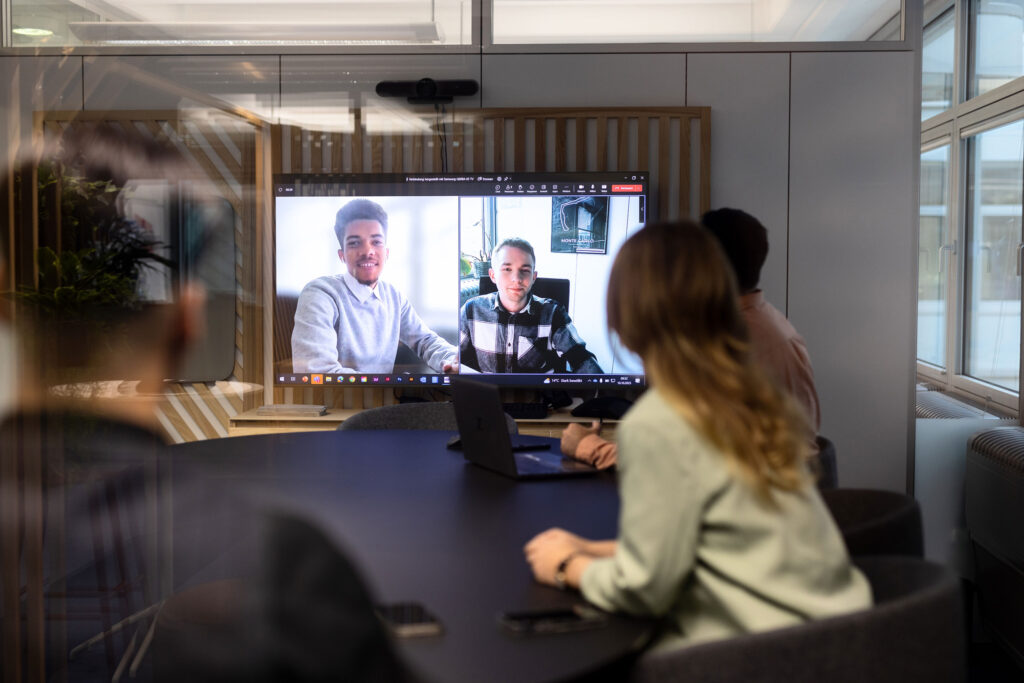 Portraits und Arbeitssituationen von Mitarbeiterinnen und Mitarbeitern in Office-Umgebung bei der IHK Berlin. Arbeitsproben aus dem Bereich Corporate- und Employer Branding Fotografie.