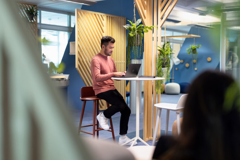 Portraits und Arbeitssituationen von Mitarbeiterinnen und Mitarbeitern in Office-Umgebung bei der IHK Berlin. Arbeitsproben aus dem Bereich Corporate- und Employer Branding Fotografie.