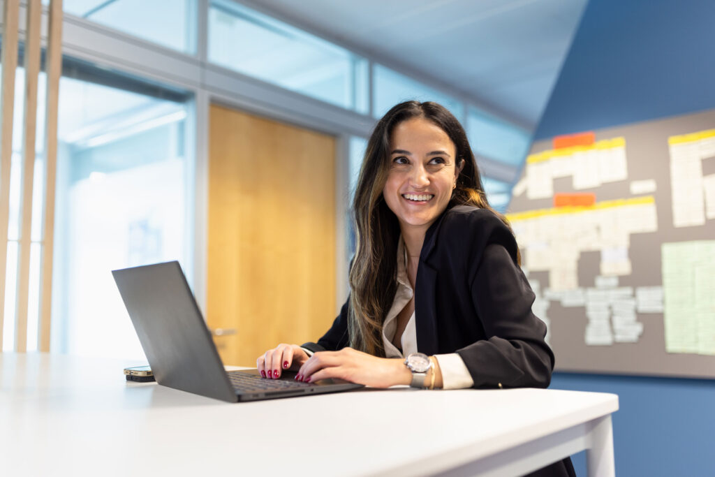 Portraits und Arbeitssituationen von Mitarbeiterinnen und Mitarbeitern in Office-Umgebung bei der IHK Berlin. Arbeitsproben aus dem Bereich Corporate- und Employer Branding Fotografie.