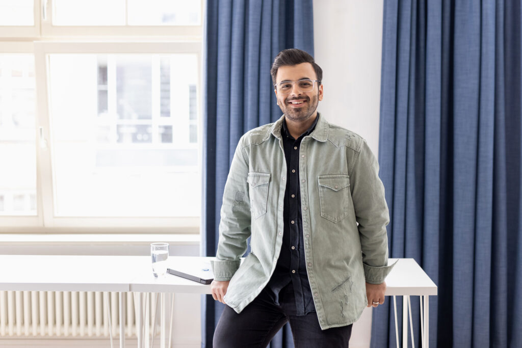 Portraits und Arbeitssituationen von Mitarbeiterinnen und Mitarbeitern in Office-Umgebung. Arbeitsproben aus dem Bereich Corporate- und Employer Branding Fotografie.