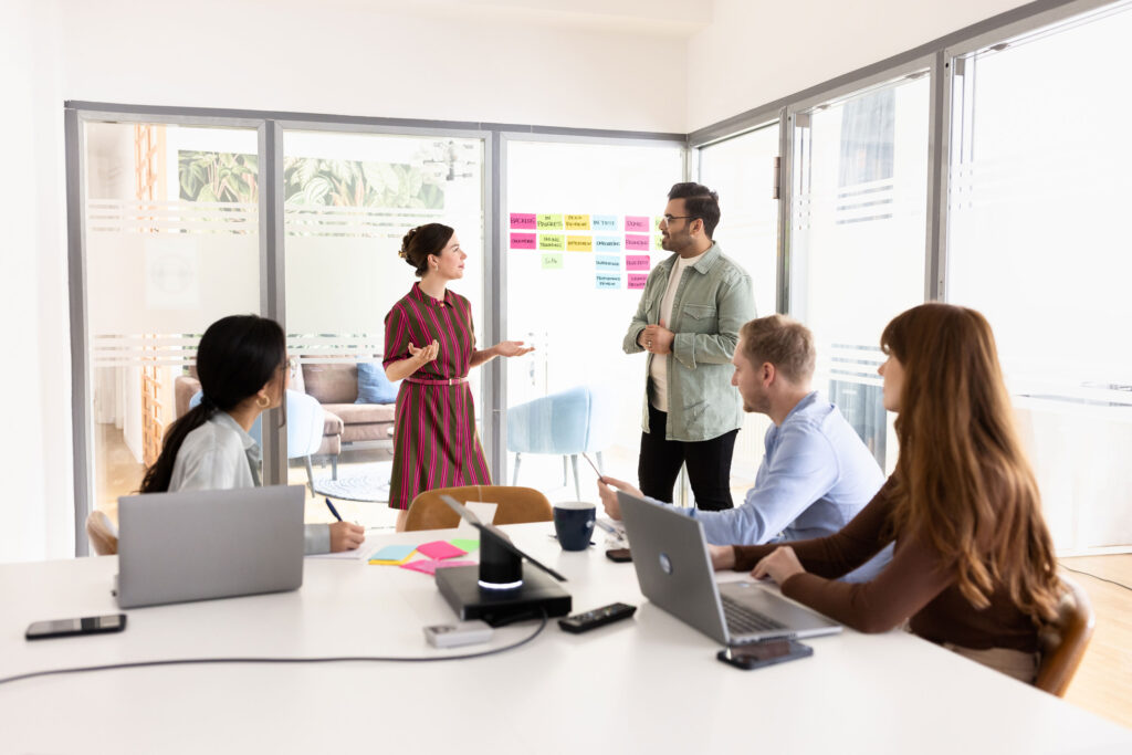 Portraits und Arbeitssituationen von Mitarbeiterinnen und Mitarbeitern in Office-Umgebung. Arbeitsproben aus dem Bereich Corporate- und Employer Branding Fotografie.