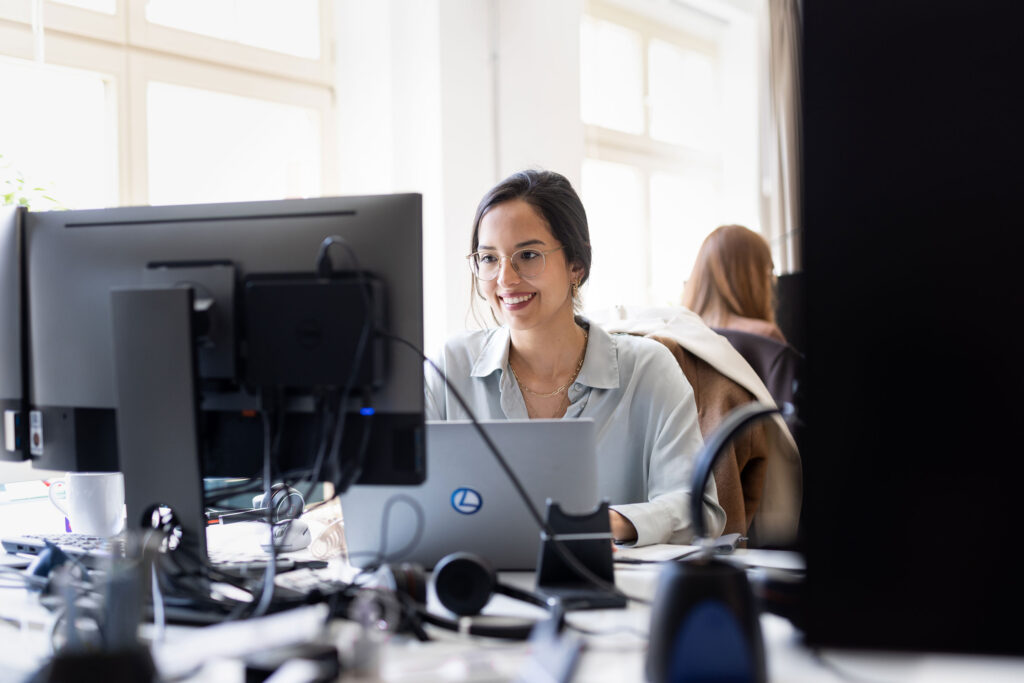 Portraits und Arbeitssituationen von Mitarbeiterinnen und Mitarbeitern in Office-Umgebung. Arbeitsproben aus dem Bereich Corporate- und Employer Branding Fotografie.