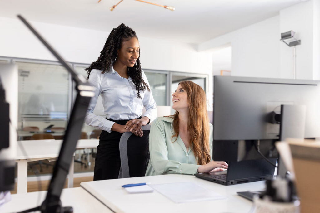 Portraits und Arbeitssituationen von Mitarbeiterinnen und Mitarbeitern in Office-Umgebung. Arbeitsproben aus dem Bereich Corporate- und Employer Branding Fotografie.