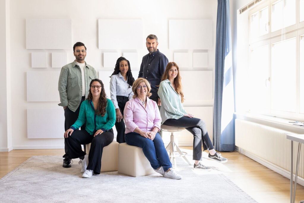 Portraits und Arbeitssituationen von Mitarbeiterinnen und Mitarbeitern in Office-Umgebung. Arbeitsproben aus dem Bereich Corporate- und Employer Branding Fotografie.