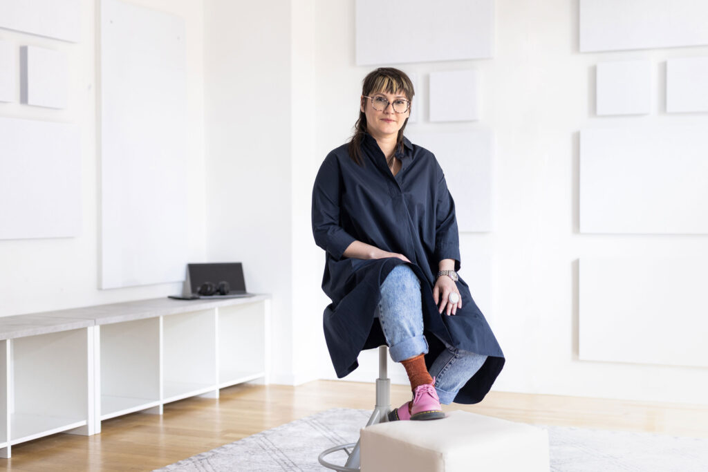 Portraits und Arbeitssituationen von Mitarbeiterinnen und Mitarbeitern in Office-Umgebung. Arbeitsproben aus dem Bereich Corporate- und Employer Branding Fotografie.