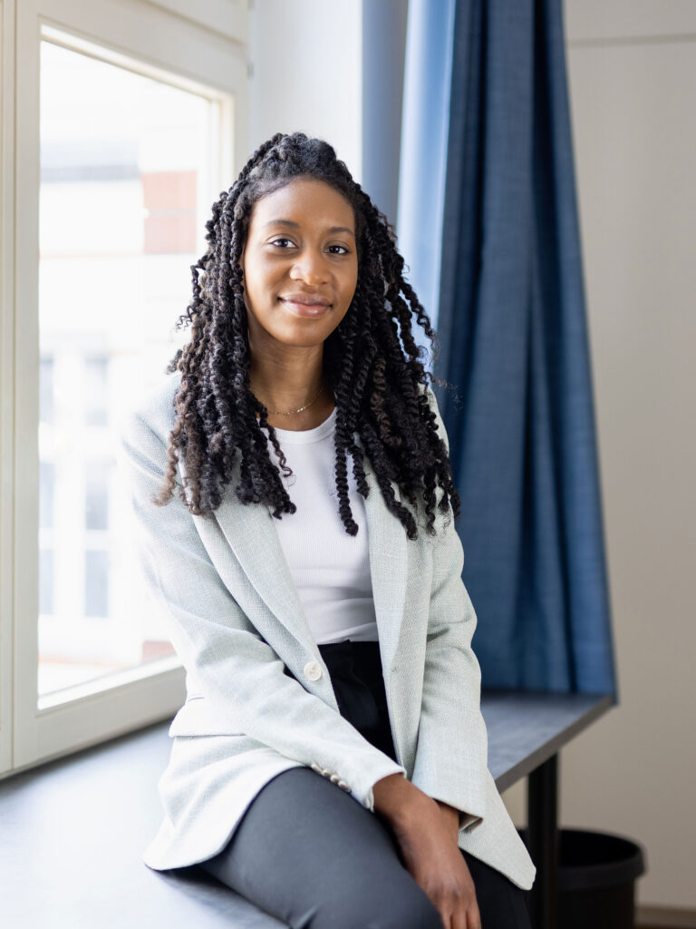 Portraits und Arbeitssituationen von Mitarbeiterinnen und Mitarbeitern in Office-Umgebung. Arbeitsproben aus dem Bereich Corporate- und Employer Branding Fotografie.