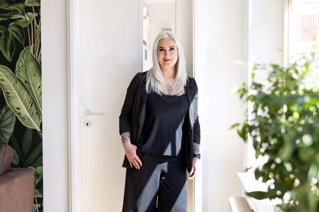 Portraits und Arbeitssituationen von Mitarbeiterinnen und Mitarbeitern in Office-Umgebung. Arbeitsproben aus dem Bereich Corporate- und Employer Branding Fotografie.