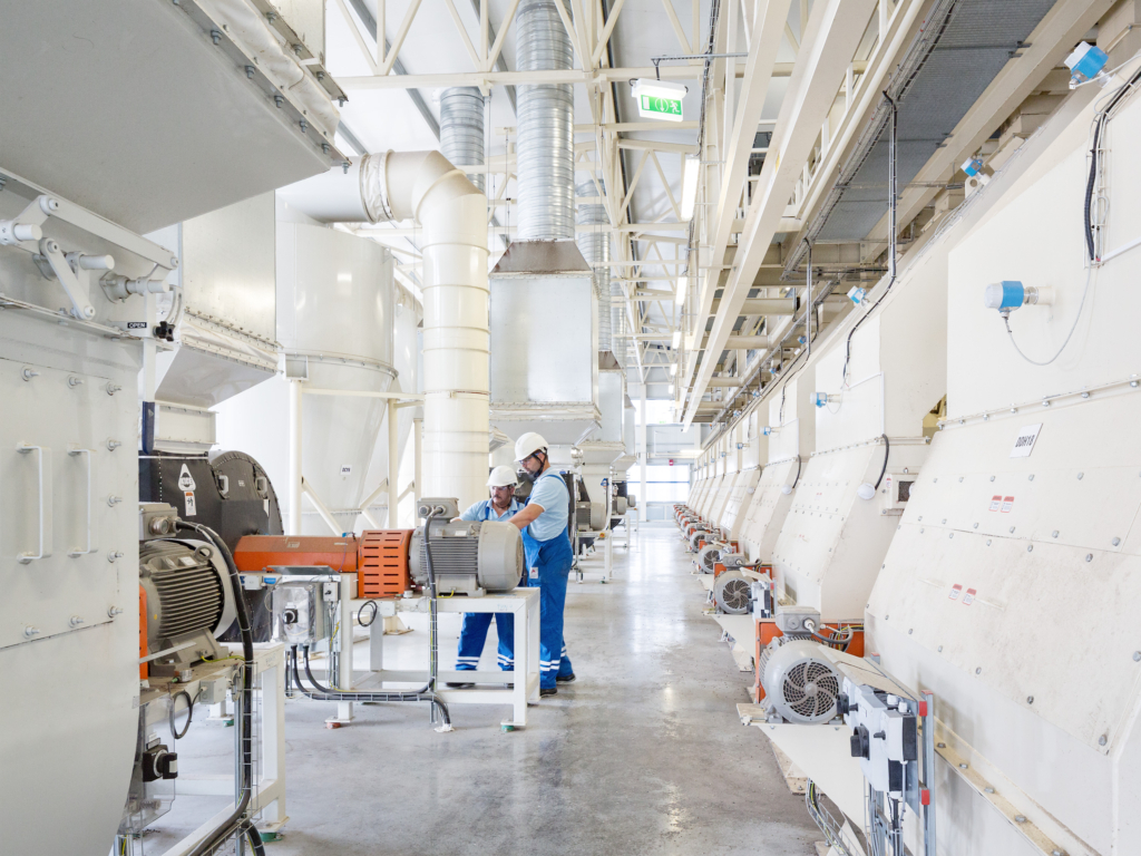 Bunge, Arbeiter an Maschine in Sonnenblumenöl Fabrik