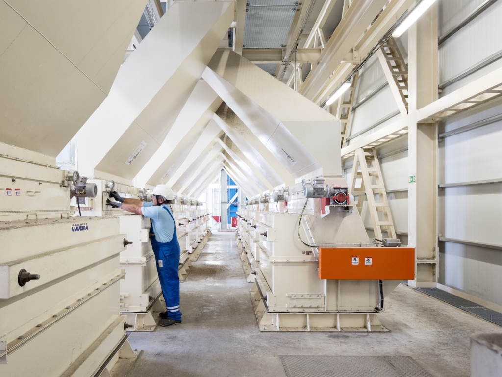 Bunge, Arbeiter an Maschine in Sonnenblumenöl Fabrik