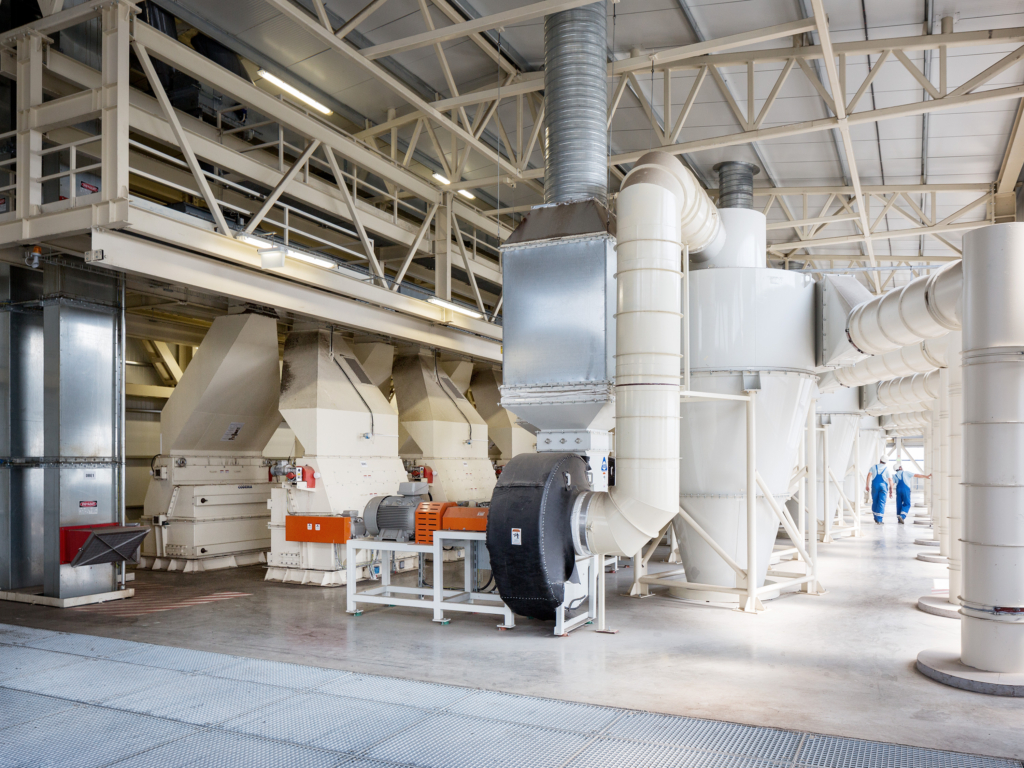 Bunge, Arbeiter an Maschine in Sonnenblumenöl Fabrik