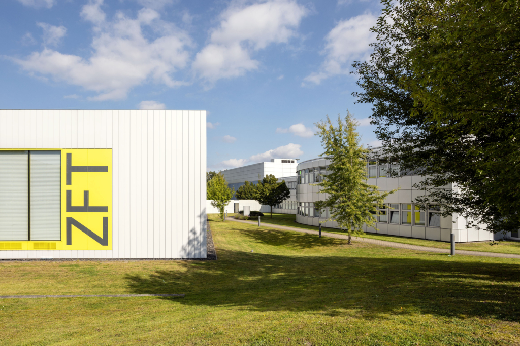 Thema Zusammenarbeit: Bilder von den Startups, Mitarbeiterinnen und Mitarbeitern an den unterschiedlichen Digital Hubs in Deutschland, fotografiert für de:hub, die Digital Hub Initiative des BMWK Bundesministerium für Wirtschaft und Klimaschutz.