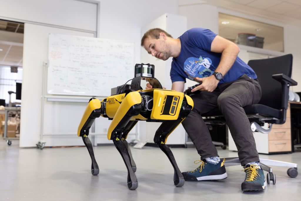 Thema Zusammenarbeit: Bilder von den Startups, Mitarbeiterinnen und Mitarbeitern an den unterschiedlichen Digital Hubs in Deutschland, fotografiert für de:hub, die Digital Hub Initiative des BMWK Bundesministerium für Wirtschaft und Klimaschutz.