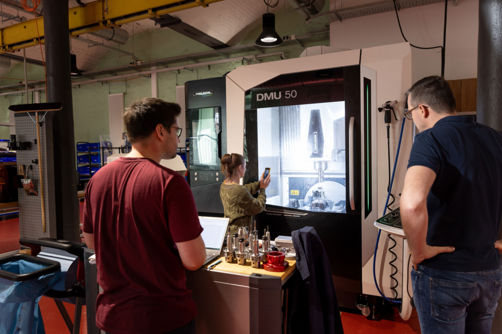 Thema Zusammenarbeit: Bilder von den Startups, Mitarbeiterinnen und Mitarbeitern an den unterschiedlichen Digital Hubs in Deutschland, fotografiert für de:hub, die Digital Hub Initiative des BMWK Bundesministerium für Wirtschaft und Klimaschutz.