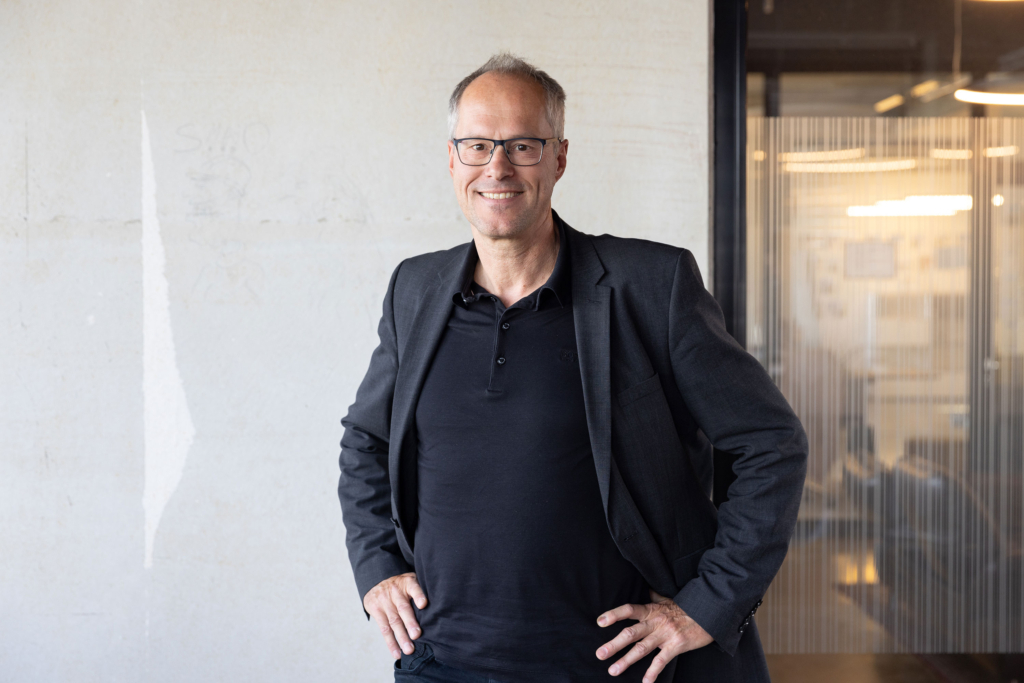 Thema Zusammenarbeit: Bilder von den Startups, Mitarbeiterinnen und Mitarbeitern an den unterschiedlichen Digital Hubs in Deutschland, fotografiert für de:hub, die Digital Hub Initiative des BMWK Bundesministerium für Wirtschaft und Klimaschutz.