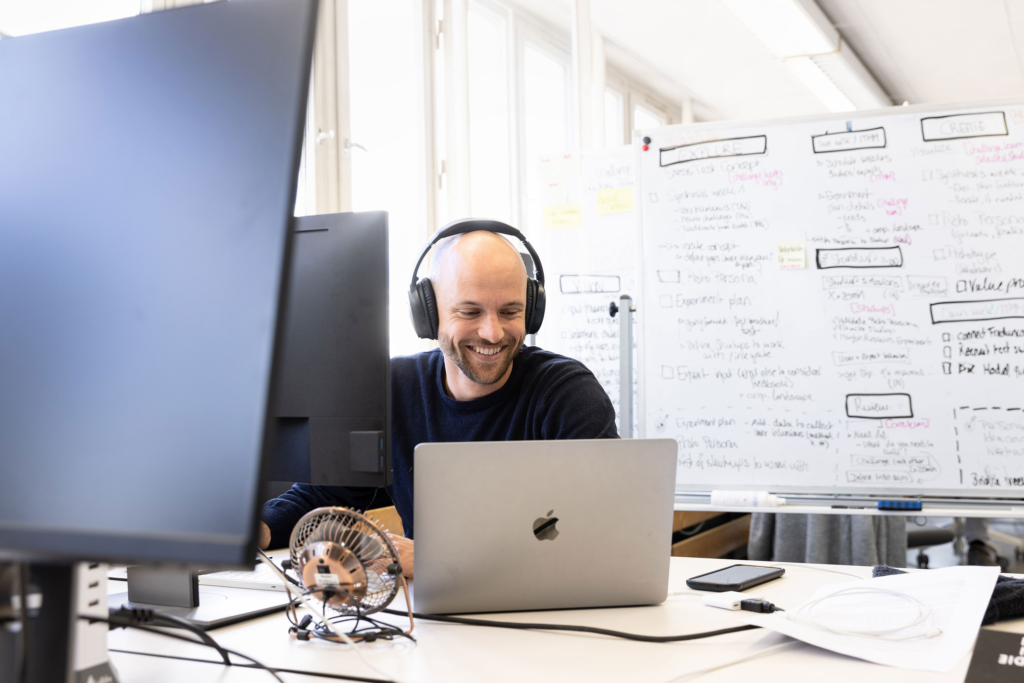 Thema Zusammenarbeit: Bilder von den Startups, Mitarbeiterinnen und Mitarbeitern an den unterschiedlichen Digital Hubs in Deutschland, fotografiert für de:hub, die Digital Hub Initiative des BMWK Bundesministerium für Wirtschaft und Klimaschutz.