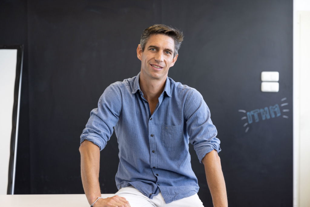 Thema Zusammenarbeit: Bilder von den Startups, Mitarbeiterinnen und Mitarbeitern an den unterschiedlichen Digital Hubs in Deutschland, fotografiert für de:hub, die Digital Hub Initiative des BMWK Bundesministerium für Wirtschaft und Klimaschutz.