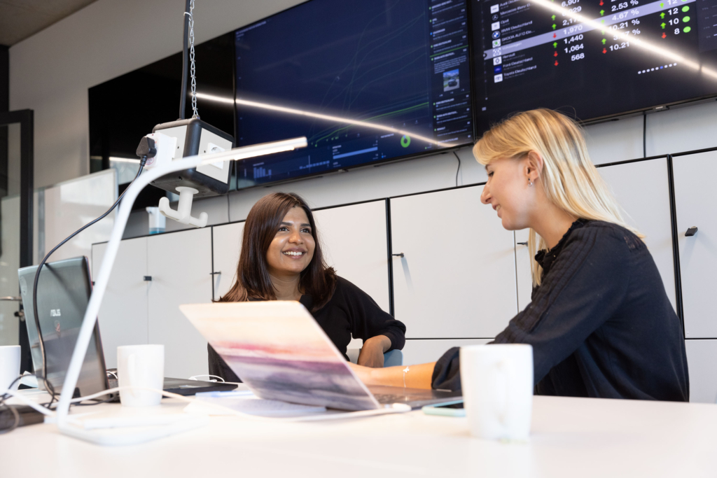 Thema Zusammenarbeit: Bilder von den Startups, Mitarbeiterinnen und Mitarbeitern an den unterschiedlichen Digital Hubs in Deutschland, fotografiert für de:hub, die Digital Hub Initiative des BMWK Bundesministerium für Wirtschaft und Klimaschutz.