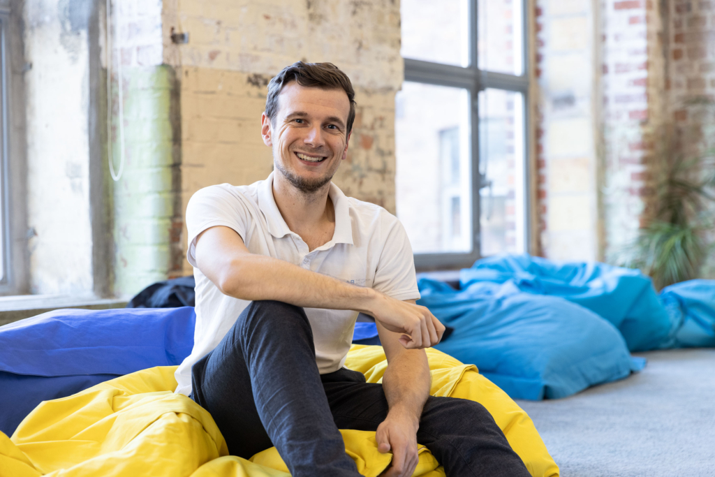 Thema Zusammenarbeit: Bilder von den Startups, Mitarbeiterinnen und Mitarbeitern an den unterschiedlichen Digital Hubs in Deutschland, fotografiert für de:hub, die Digital Hub Initiative des BMWK Bundesministerium für Wirtschaft und Klimaschutz.