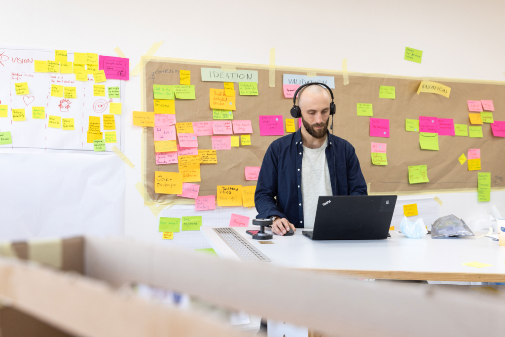 Thema Zusammenarbeit: Bilder von den Startups, Mitarbeiterinnen und Mitarbeitern an den unterschiedlichen Digital Hubs in Deutschland, fotografiert für de:hub, die Digital Hub Initiative des BMWK Bundesministerium für Wirtschaft und Klimaschutz.
