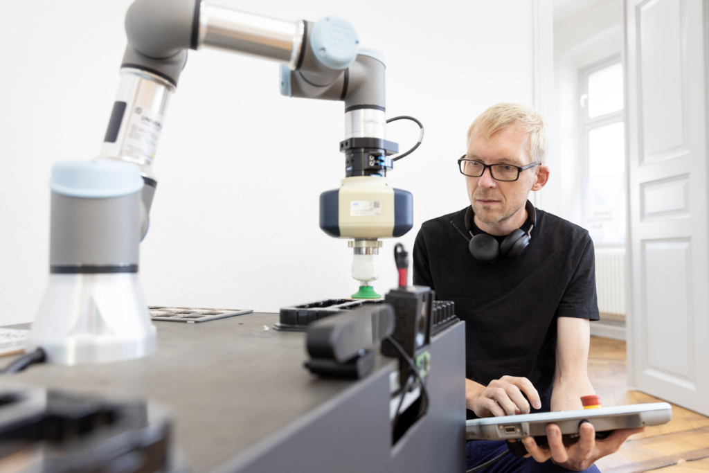 Thema Zusammenarbeit: Bilder von den Startups, Mitarbeiterinnen und Mitarbeitern an den unterschiedlichen Digital Hubs in Deutschland, fotografiert für de:hub, die Digital Hub Initiative des BMWK Bundesministerium für Wirtschaft und Klimaschutz.