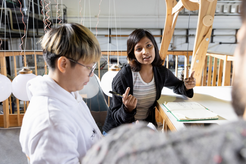 Thema Zusammenarbeit: Bilder von den Startups, Mitarbeiterinnen und Mitarbeitern an den unterschiedlichen Digital Hubs in Deutschland, fotografiert für de:hub, die Digital Hub Initiative des BMWK Bundesministerium für Wirtschaft und Klimaschutz.