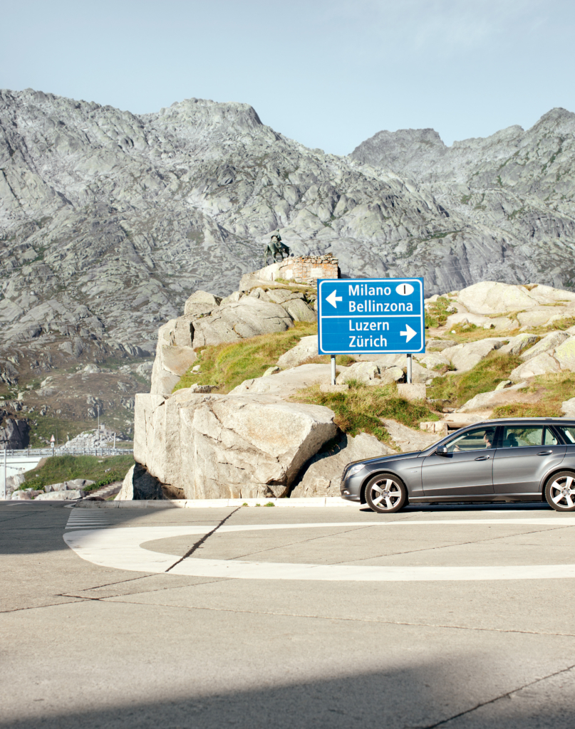 Mercedes vor Schild am Gotthardpass