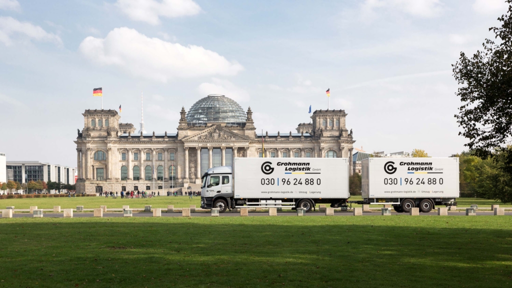 Fuhrpark, LKW und Mitarbeiter von Grohmann Logistik in Berlin