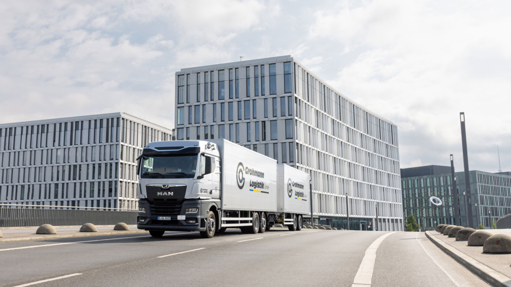 Fuhrpark, LKW und Mitarbeiter von Grohmann Logistik in Berlin