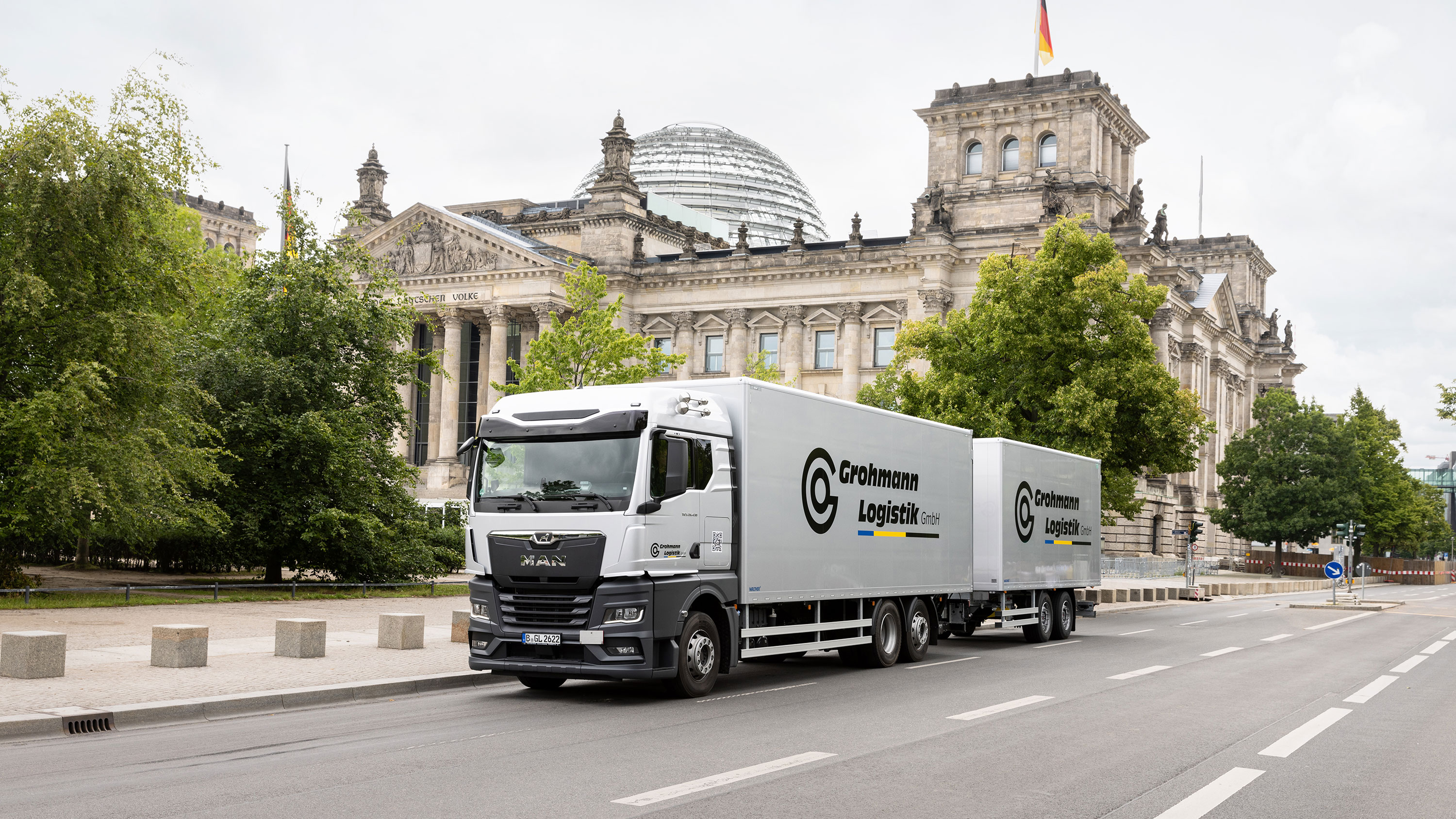 Fuhrpark, LKW und Mitarbeiter von Grohmann Logistik in Berlin