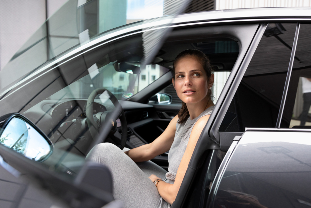 Julia Görges, Ex-Tennisprofi und Porsche Markenbotschafterin. Fotografiert für Elecrified Magazin mit einem Porsche Taycan.