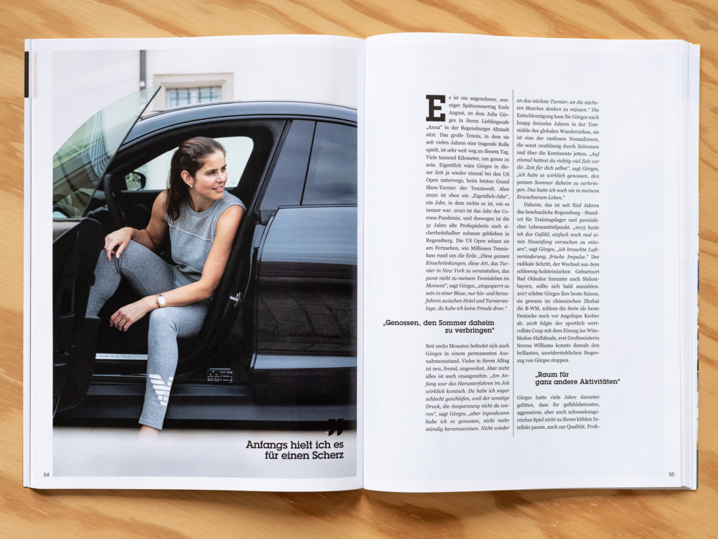 Julia Görges, Ex-Tennisprofi und Porsche Markenbotschafterin. Fotografiert für Elecrified Magazin mit einem Porsche Taycan.