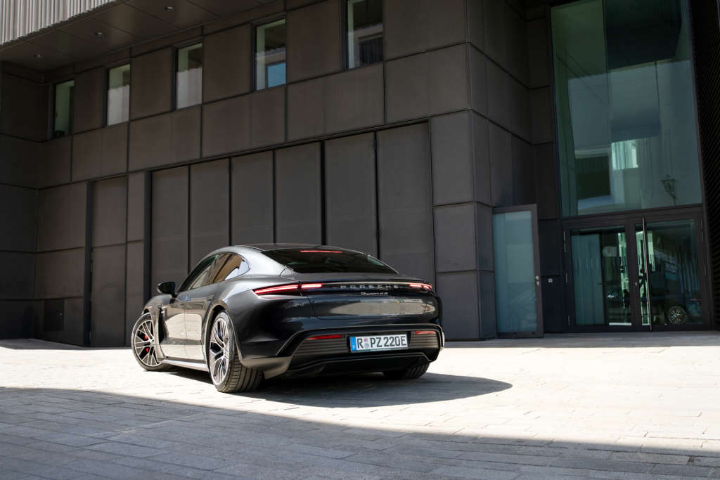 Julia Görges, Ex-Tennisprofi und Porsche Markenbotschafterin. Fotografiert für Elecrified Magazin mit einem Porsche Taycan.