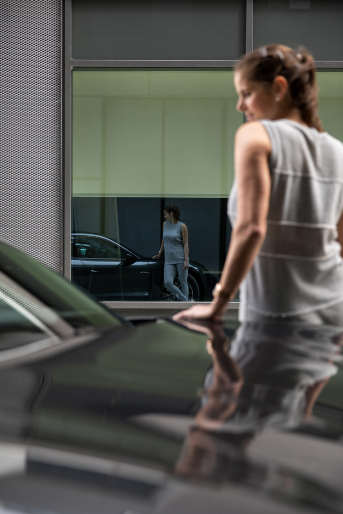 Julia Görges, Ex-Tennisprofi und Porsche Markenbotschafterin. Fotografiert für Elecrified Magazin mit einem Porsche Taycan.