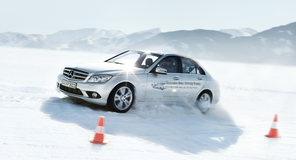 Fahrtraining auf Schnee bei Mercedes Benz Driving Events