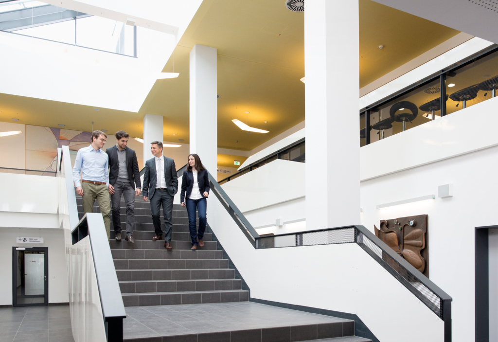 Porsche Finanzvorstand Lutz Meschke mit Studierenden der HHL Leipzig