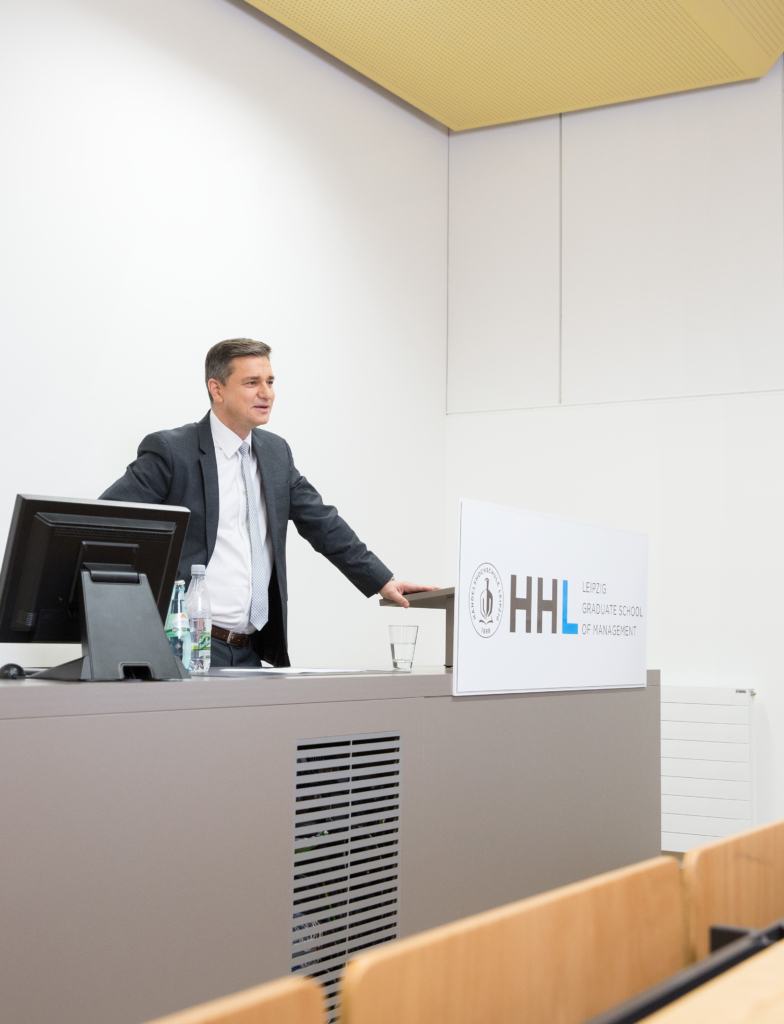 Porsche Finanzvorstand Lutz Meschke mit Studierenden der HHL Leipzig