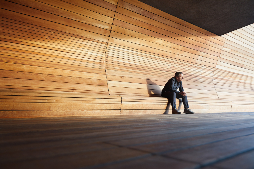 Raphael Gielgen, Zukunftsforscher und Trendscout bei Vitra, mit Porsches Mission-E Prototyp