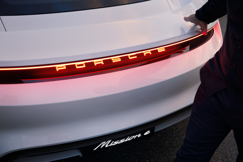 Raphael Gielgen, Zukunftsforscher und Trendscout bei Vitra, mit Porsches Mission-E Prototyp