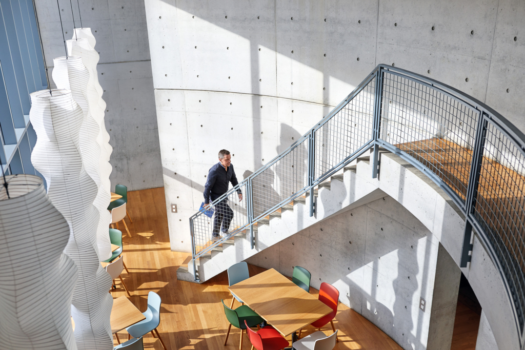 Raphael Gielgen, Zukunftsforscher und Trendscout bei Vitra, mit Porsches Mission-E Prototyp