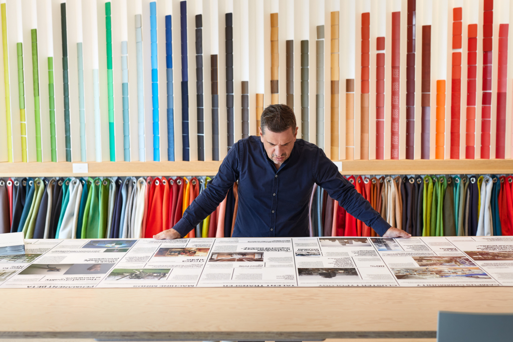 Raphael Gielgen, Zukunftsforscher und Trendscout bei Vitra, mit Porsches Mission-E Prototyp