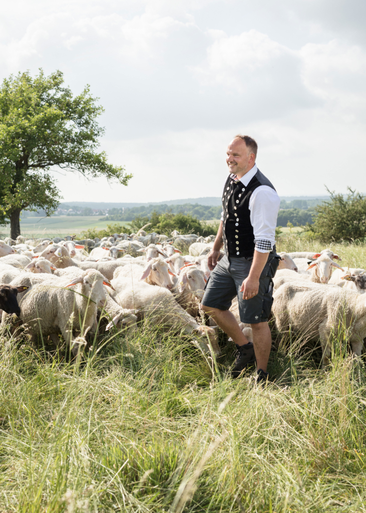 REWE Regional Testimonial Kampagne. Regionale Lieferanten und Landwirte mit ihren Produkten vor Ort, wo die Produkte herkommen