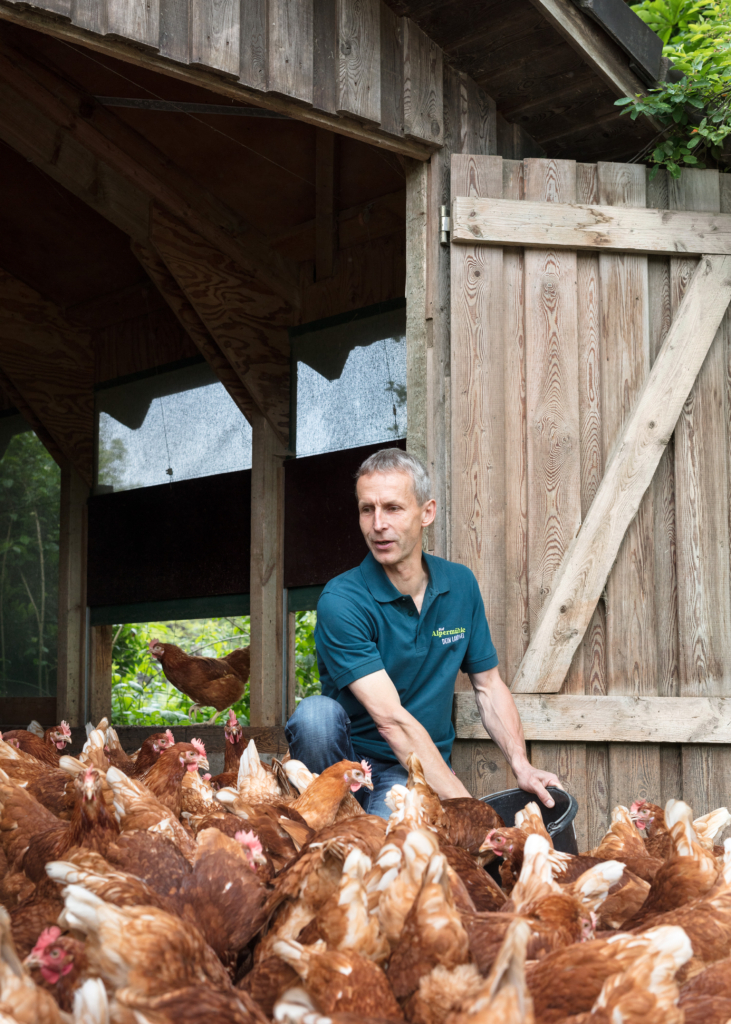 REWE Regional Testimonial Kampagne. Regionale Lieferanten und Landwirte mit ihren Produkten vor Ort, wo die Produkte herkommen