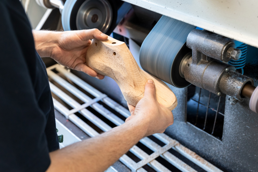 Seeger Gesundheitshaus und Orthopädietechnik, Bearbeitung einer Schuhleiste
